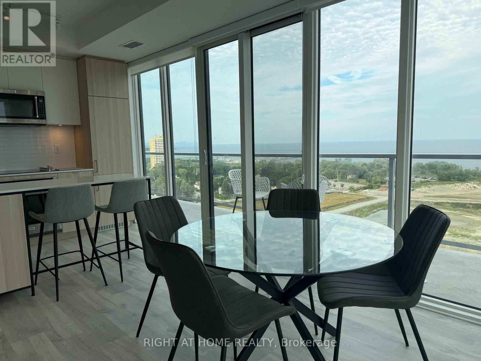












1408 - 220 MISSINNIHE WAY

,
Mississauga (Port Credit),




Ontario
L5H0A9

