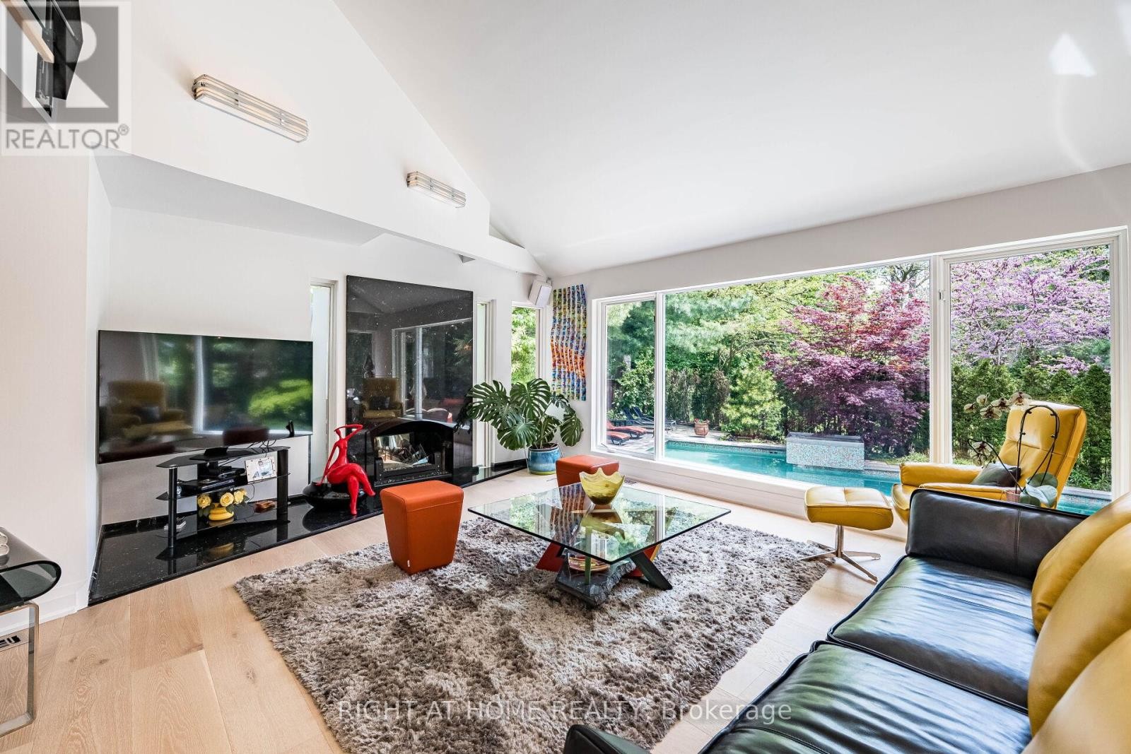 












1 FRIARS LANE

,
Toronto (Princess-Rosethorn),




Ontario
M9A1T6

