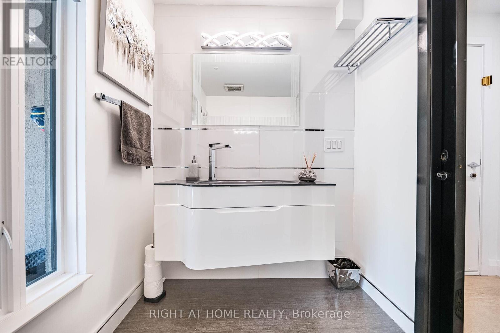 












1 FRIARS LANE

,
Toronto (Princess-Rosethorn),




Ontario
M9A1T6

