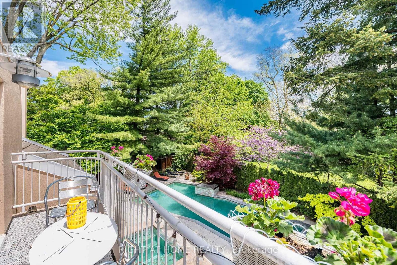 












1 FRIARS LANE

,
Toronto (Princess-Rosethorn),




Ontario
M9A1T6


