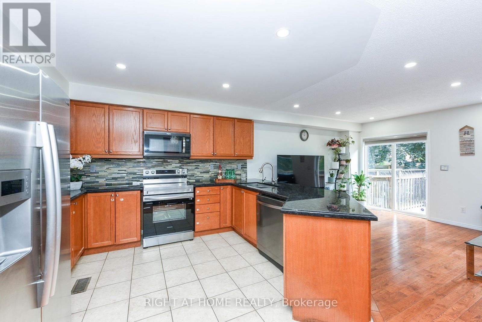 












3 - 1551 REEVES GATE

,
Oakville (GA Glen Abbey),




Ontario
L6M5C5

