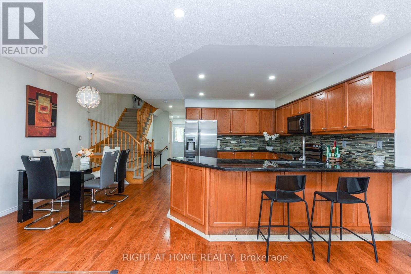 












3 - 1551 REEVES GATE

,
Oakville (GA Glen Abbey),




Ontario
L6M5C5

