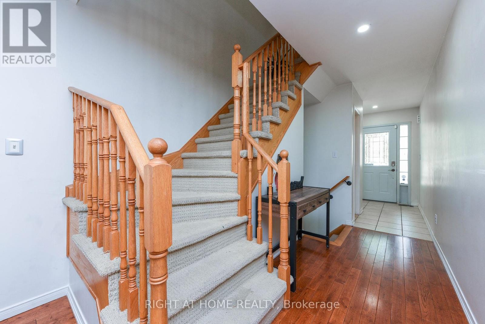 












3 - 1551 REEVES GATE

,
Oakville (GA Glen Abbey),




Ontario
L6M5C5

