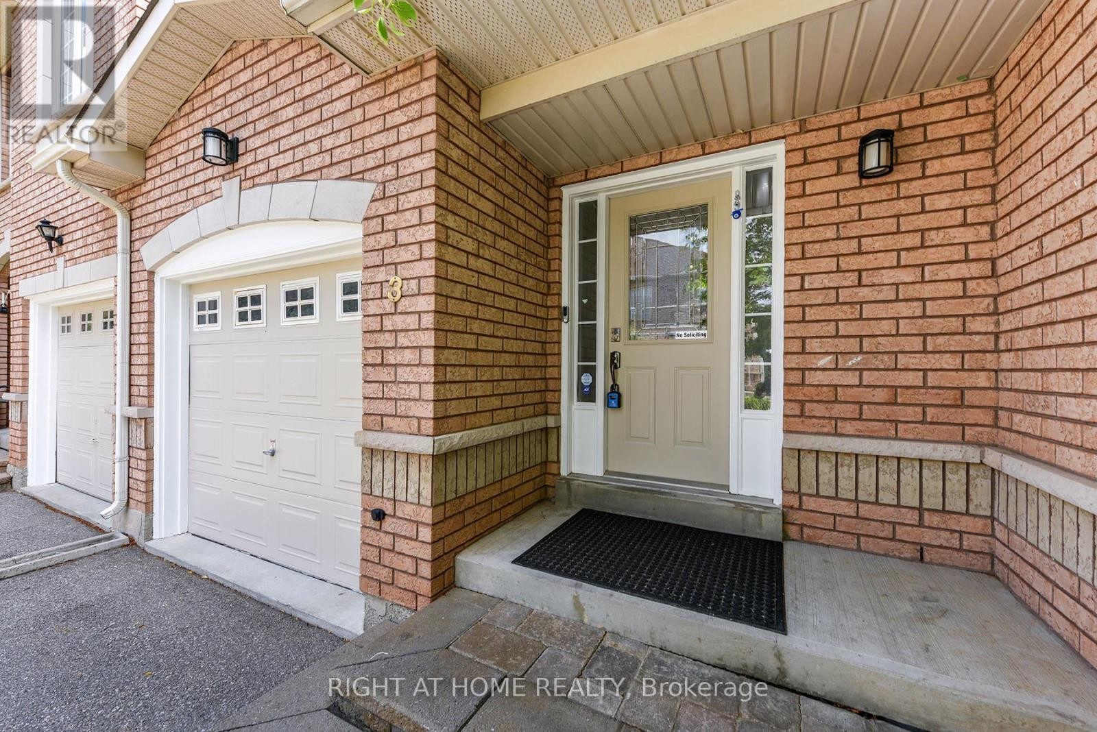 












3 - 1551 REEVES GATE

,
Oakville (GA Glen Abbey),




Ontario
L6M5C5

