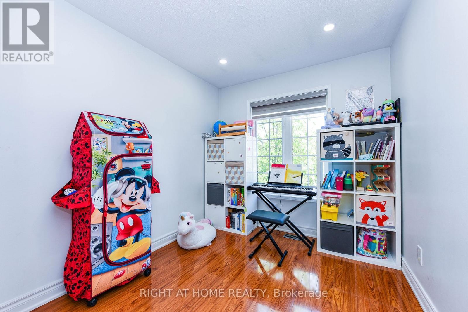 












3 - 1551 REEVES GATE

,
Oakville (GA Glen Abbey),




Ontario
L6M5C5

