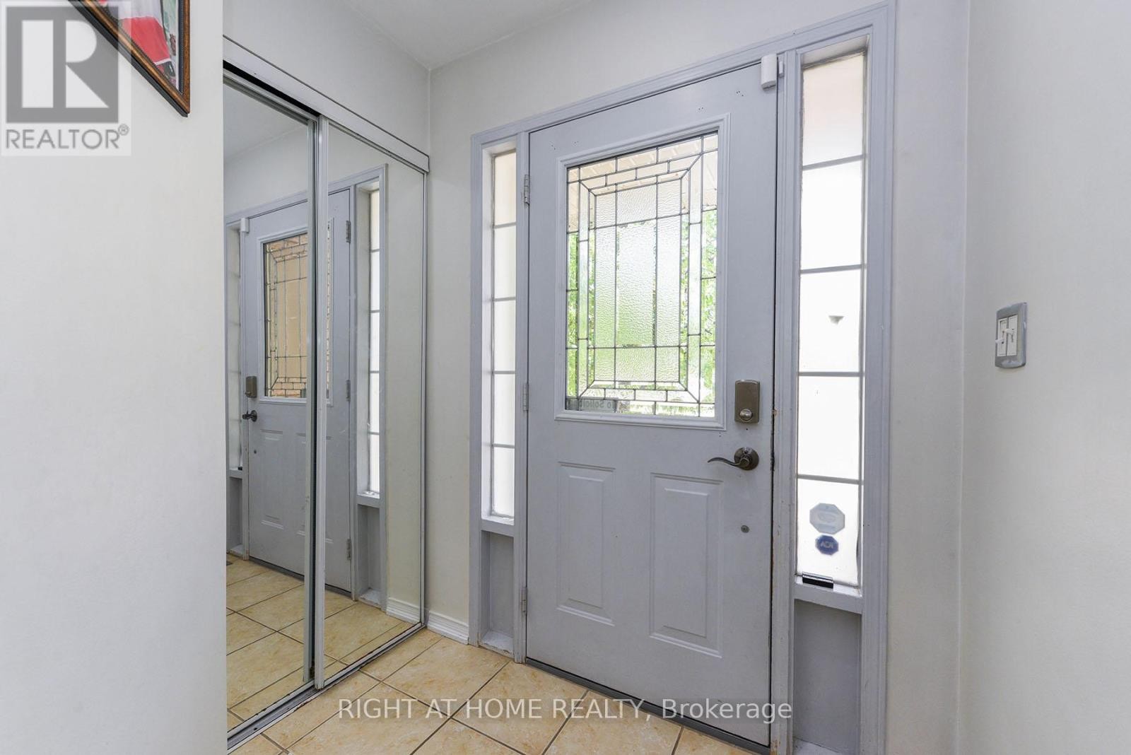 












3 - 1551 REEVES GATE

,
Oakville (GA Glen Abbey),




Ontario
L6M5C5

