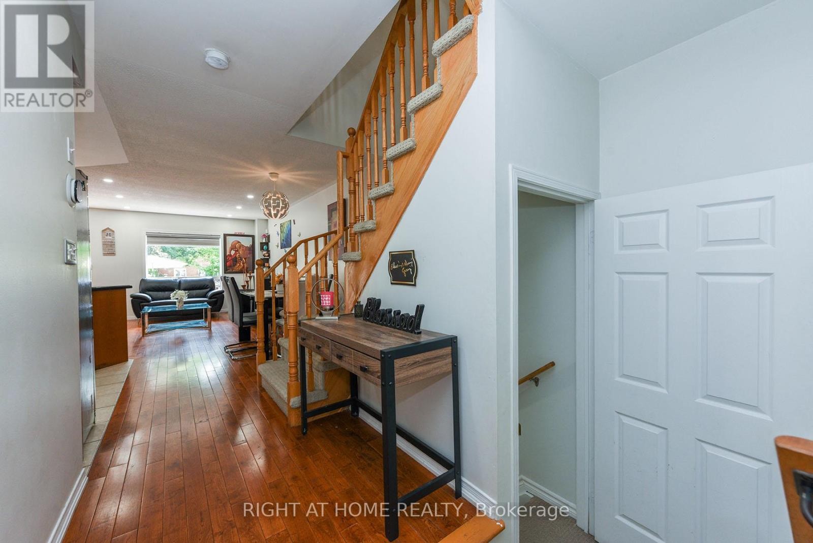 












3 - 1551 REEVES GATE

,
Oakville (GA Glen Abbey),




Ontario
L6M5C5

