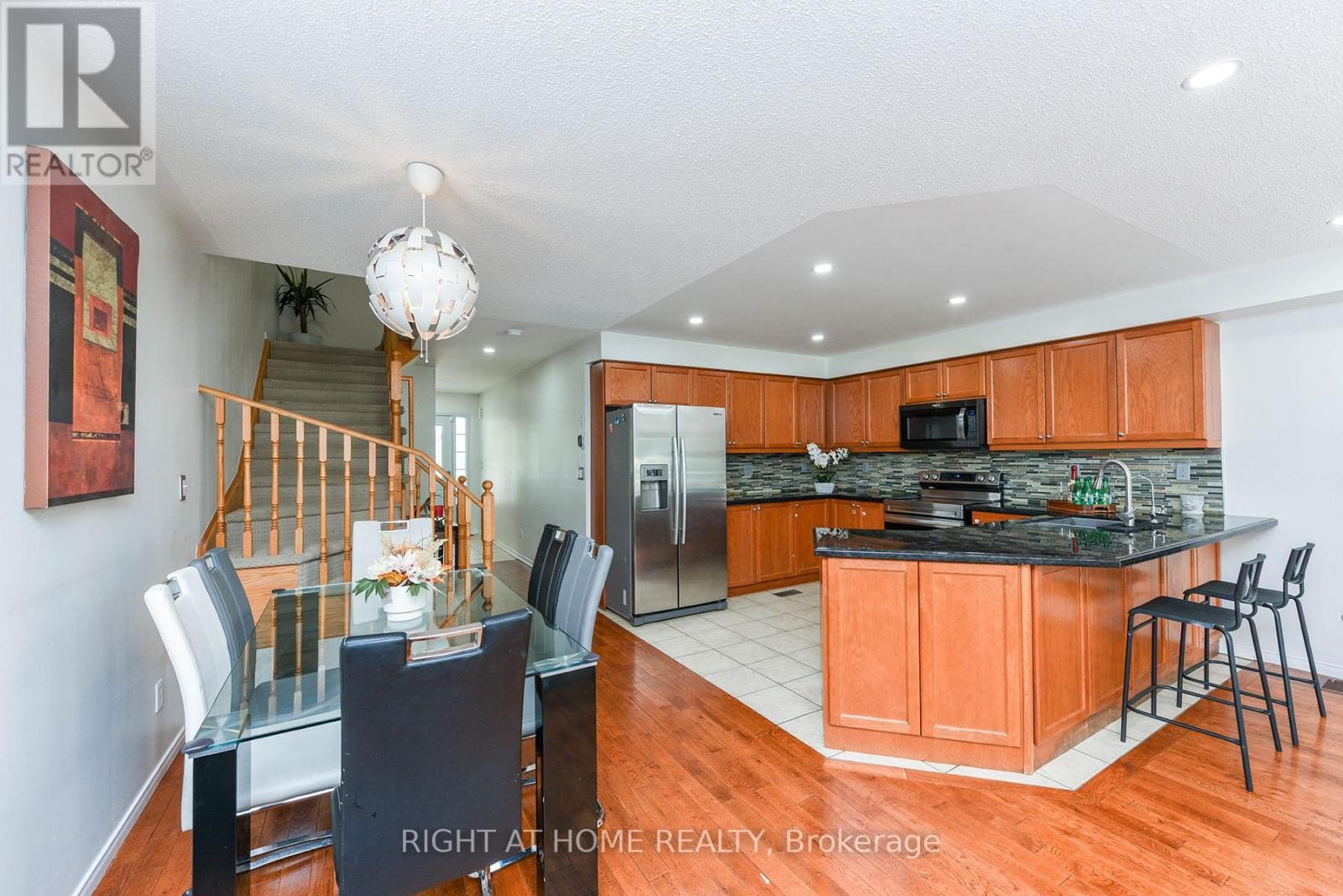 












3 - 1551 REEVES GATE

,
Oakville (GA Glen Abbey),




Ontario
L6M5C5

