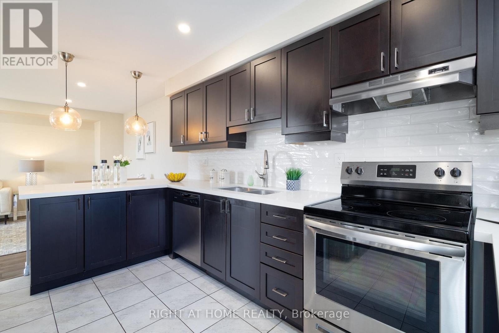 












105 BOND HEAD COURT

,
Milton (FO Ford),




Ontario
L9E1G6

