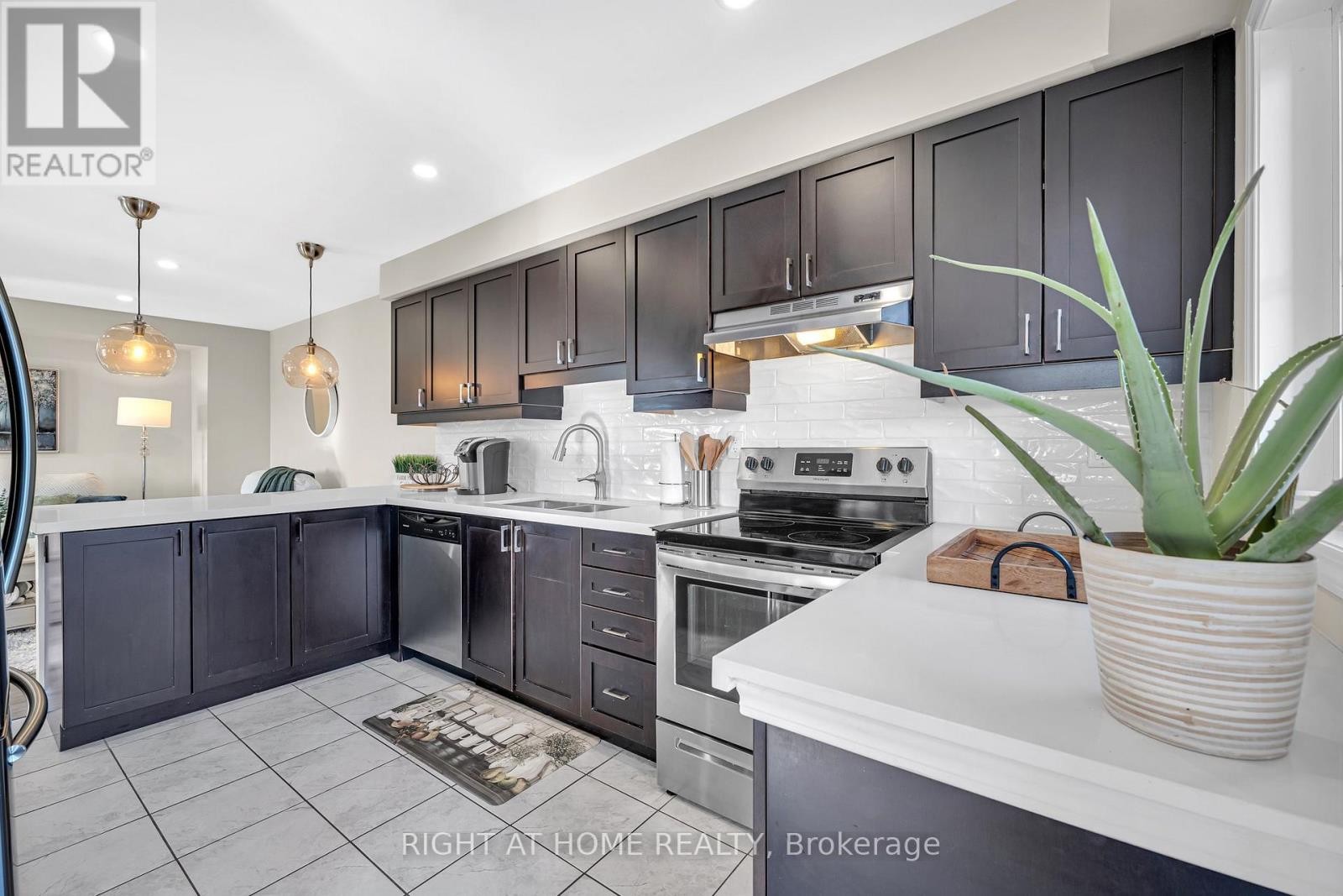 












105 BOND HEAD COURT

,
Milton (FO Ford),




Ontario
L9E1G6


