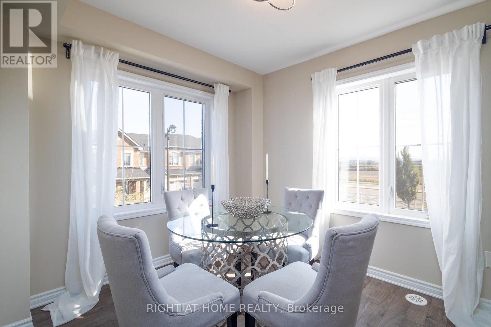 












105 BOND HEAD COURT

,
Milton (FO Ford),




Ontario
L9E1G6

