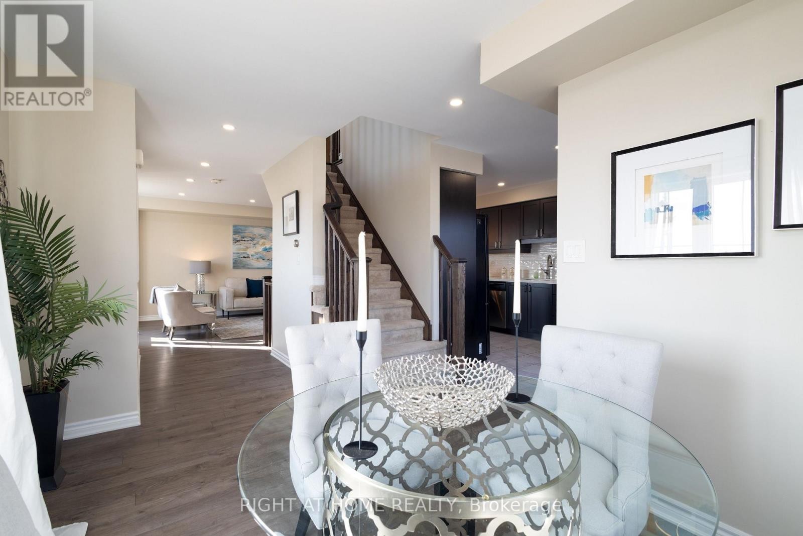 












105 BOND HEAD COURT

,
Milton (FO Ford),




Ontario
L9E1G6

