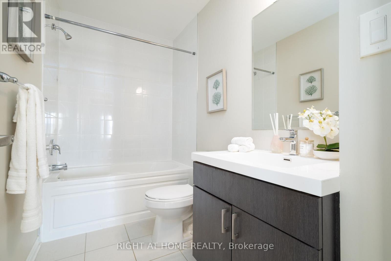 












105 BOND HEAD COURT

,
Milton (FO Ford),




Ontario
L9E1G6

