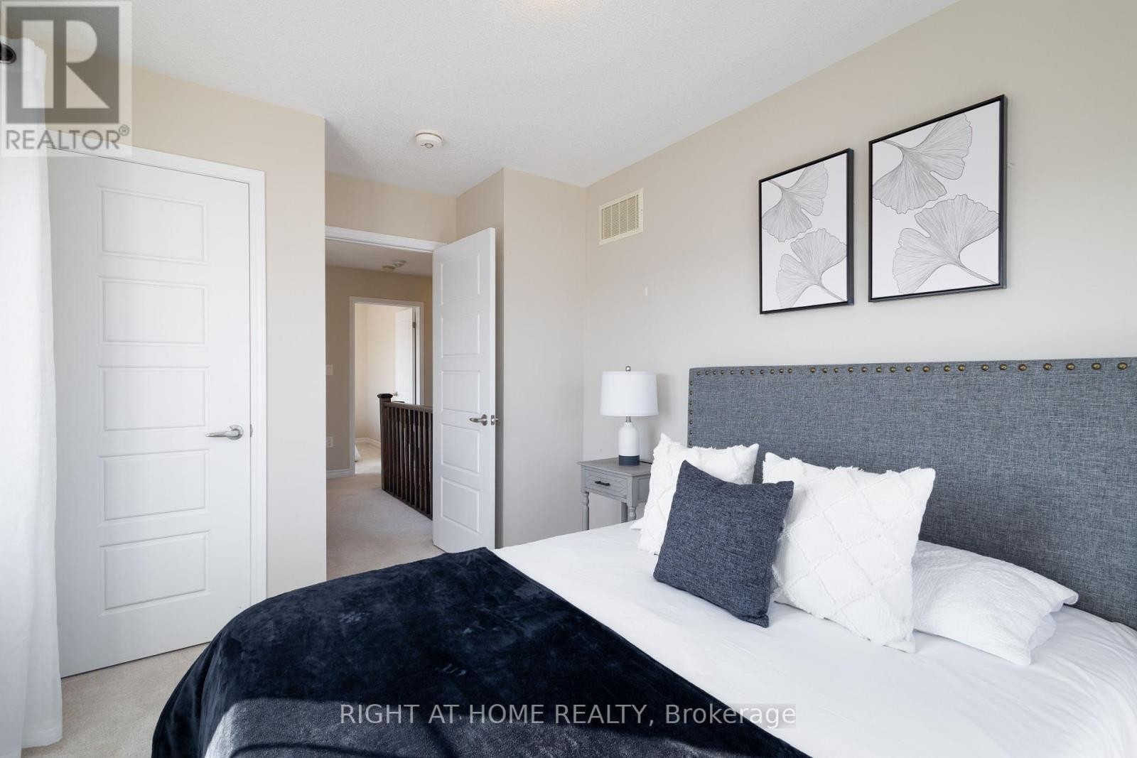 












105 BOND HEAD COURT

,
Milton (FO Ford),




Ontario
L9E1G6

