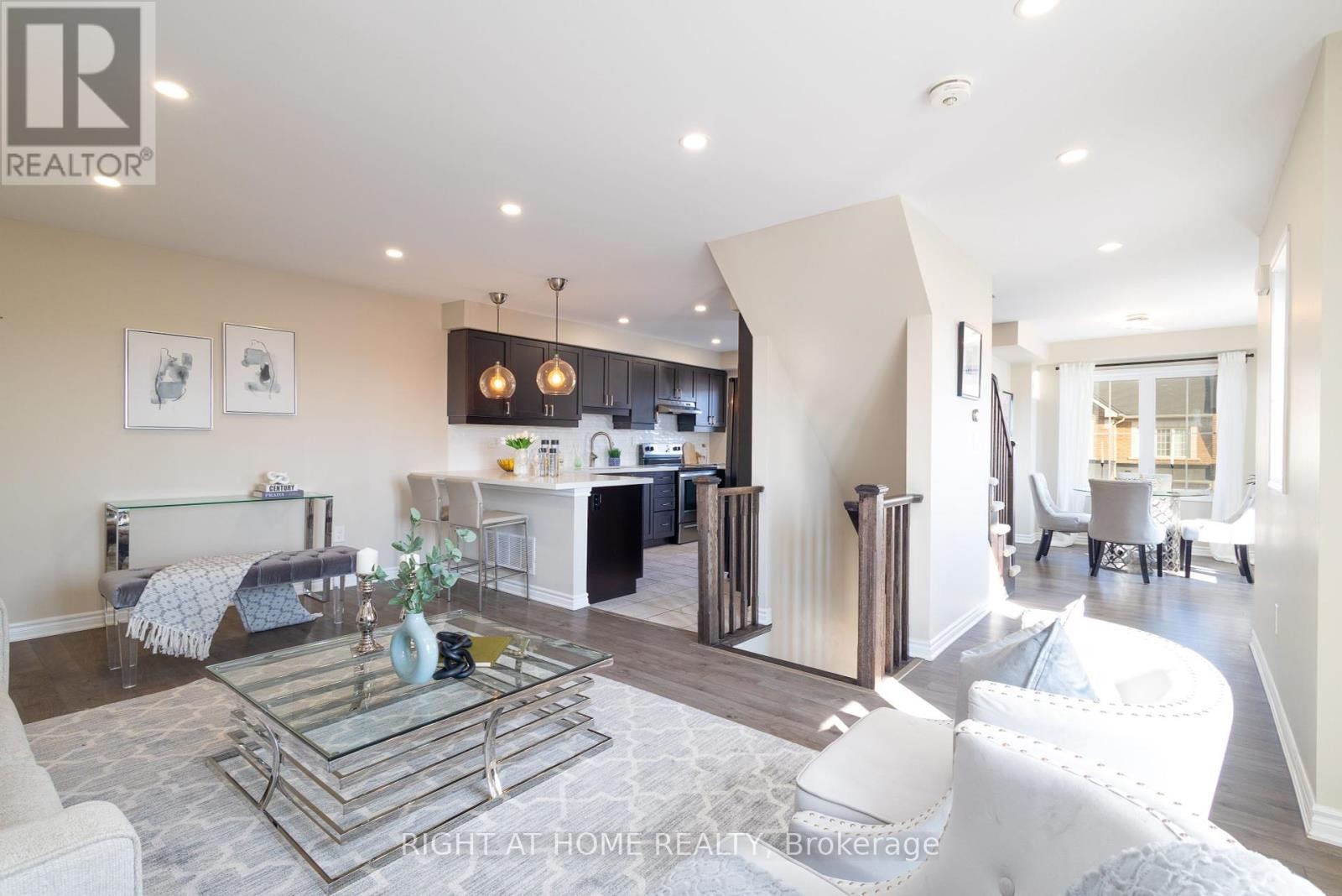 












105 BOND HEAD COURT

,
Milton (FO Ford),




Ontario
L9E1G6

