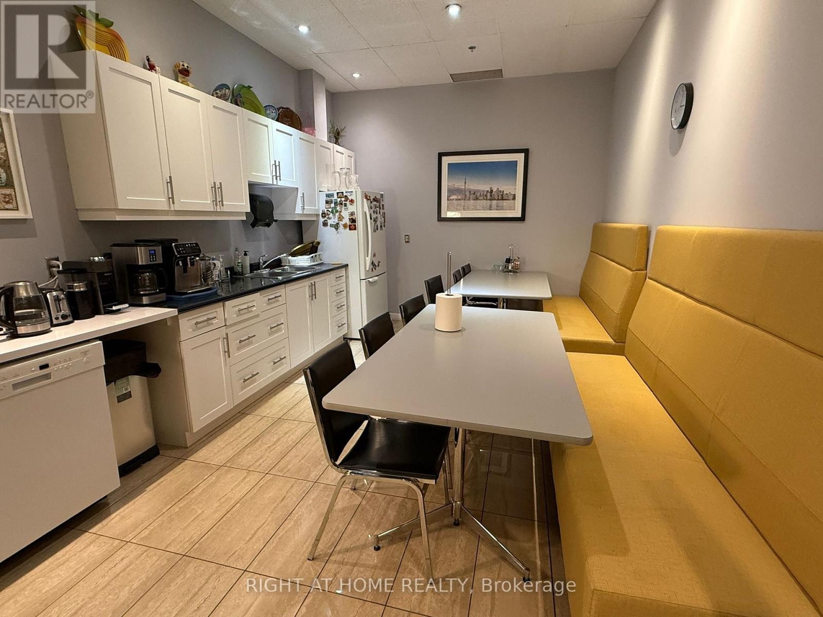 












OFFICE C1 - 300 SUPERTEST ROAD

,
Toronto (York University Heights),




Ontario
M3J2M2

