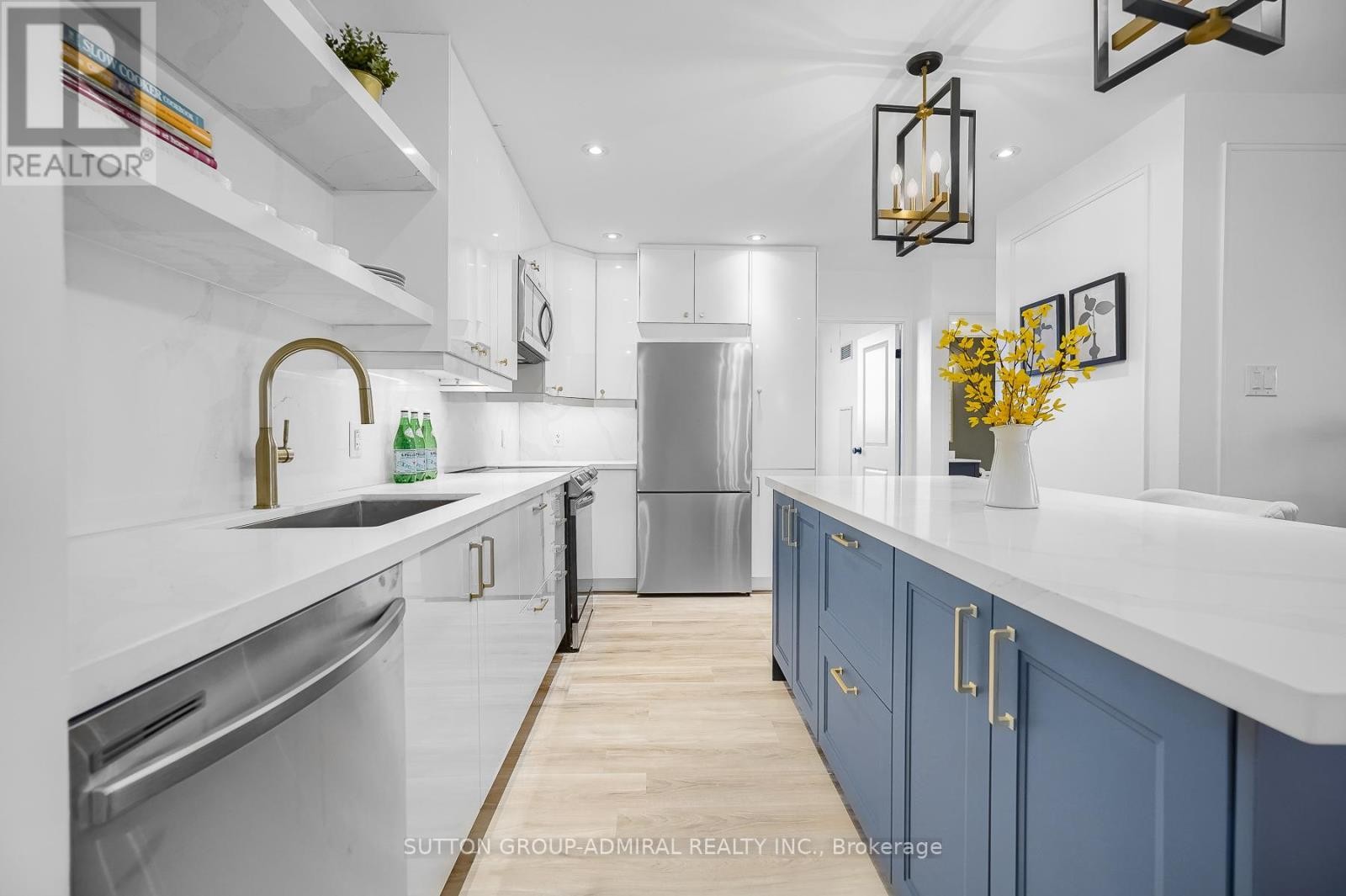 












PH3 - 299 MILL ROAD

,
Toronto (Markland Wood),




Ontario
M9C4V9

