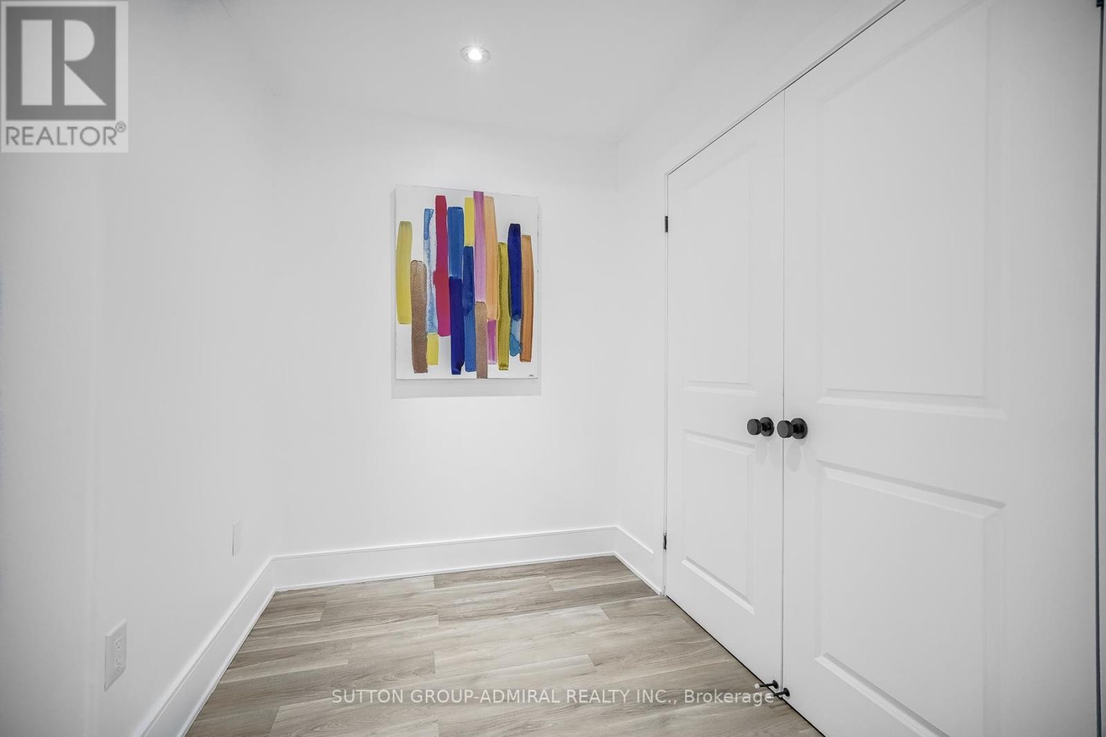 












PH3 - 299 MILL ROAD

,
Toronto (Markland Wood),




Ontario
M9C4V9

