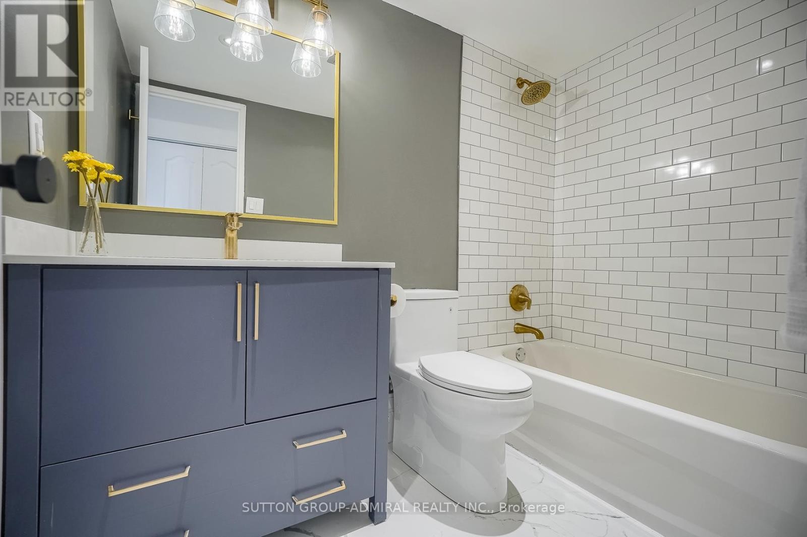 












PH3 - 299 MILL ROAD

,
Toronto (Markland Wood),




Ontario
M9C4V9

