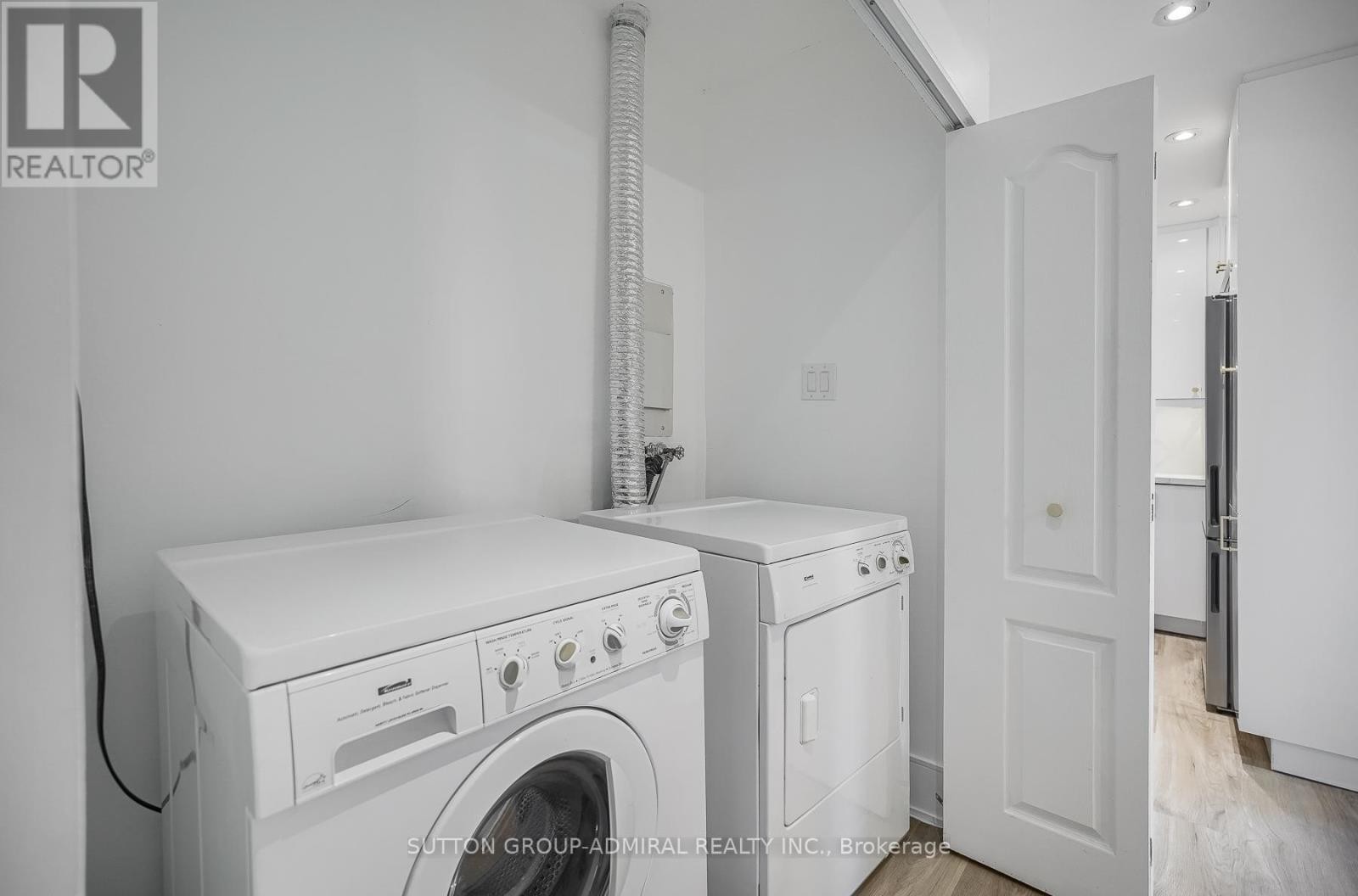 












PH3 - 299 MILL ROAD

,
Toronto (Markland Wood),




Ontario
M9C4V9

