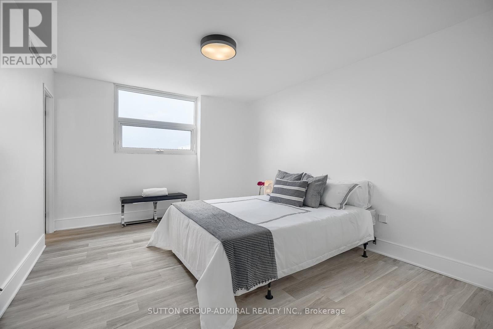 












PH3 - 299 MILL ROAD

,
Toronto (Markland Wood),




Ontario
M9C4V9

