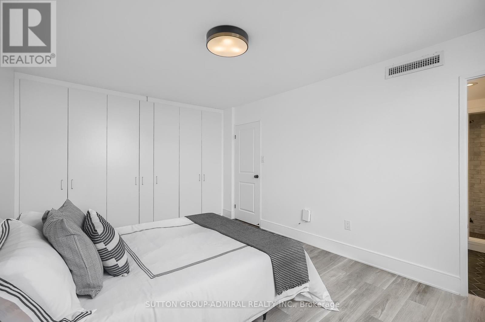












PH3 - 299 MILL ROAD

,
Toronto (Markland Wood),




Ontario
M9C4V9

