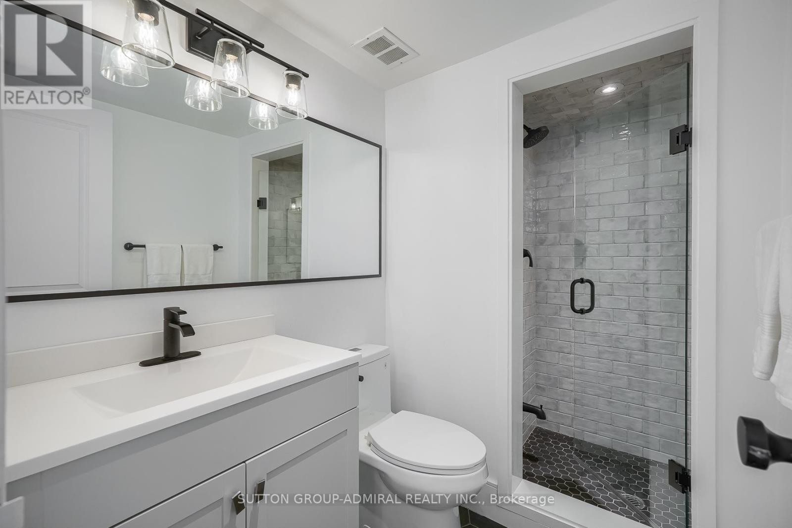 












PH3 - 299 MILL ROAD

,
Toronto (Markland Wood),




Ontario
M9C4V9

