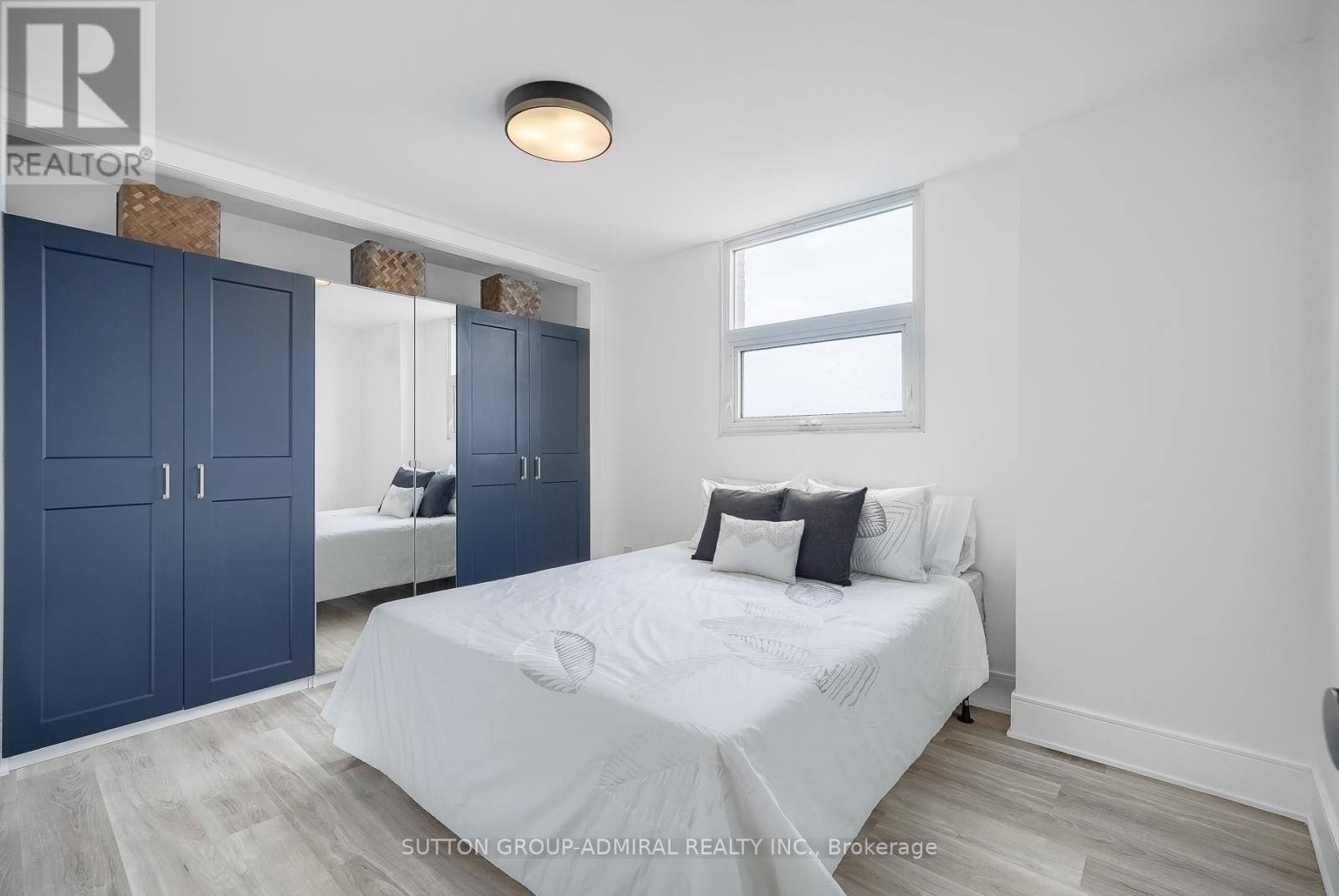 












PH3 - 299 MILL ROAD

,
Toronto (Markland Wood),




Ontario
M9C4V9

