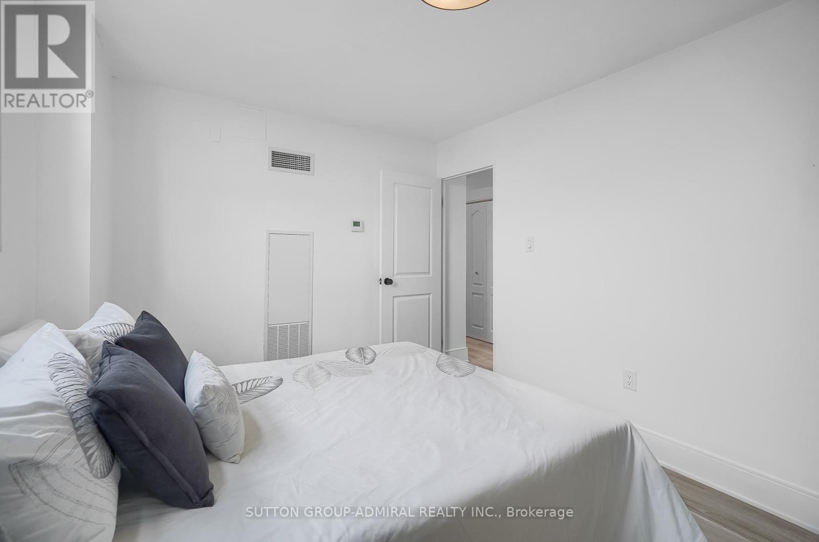












PH3 - 299 MILL ROAD

,
Toronto (Markland Wood),




Ontario
M9C4V9

