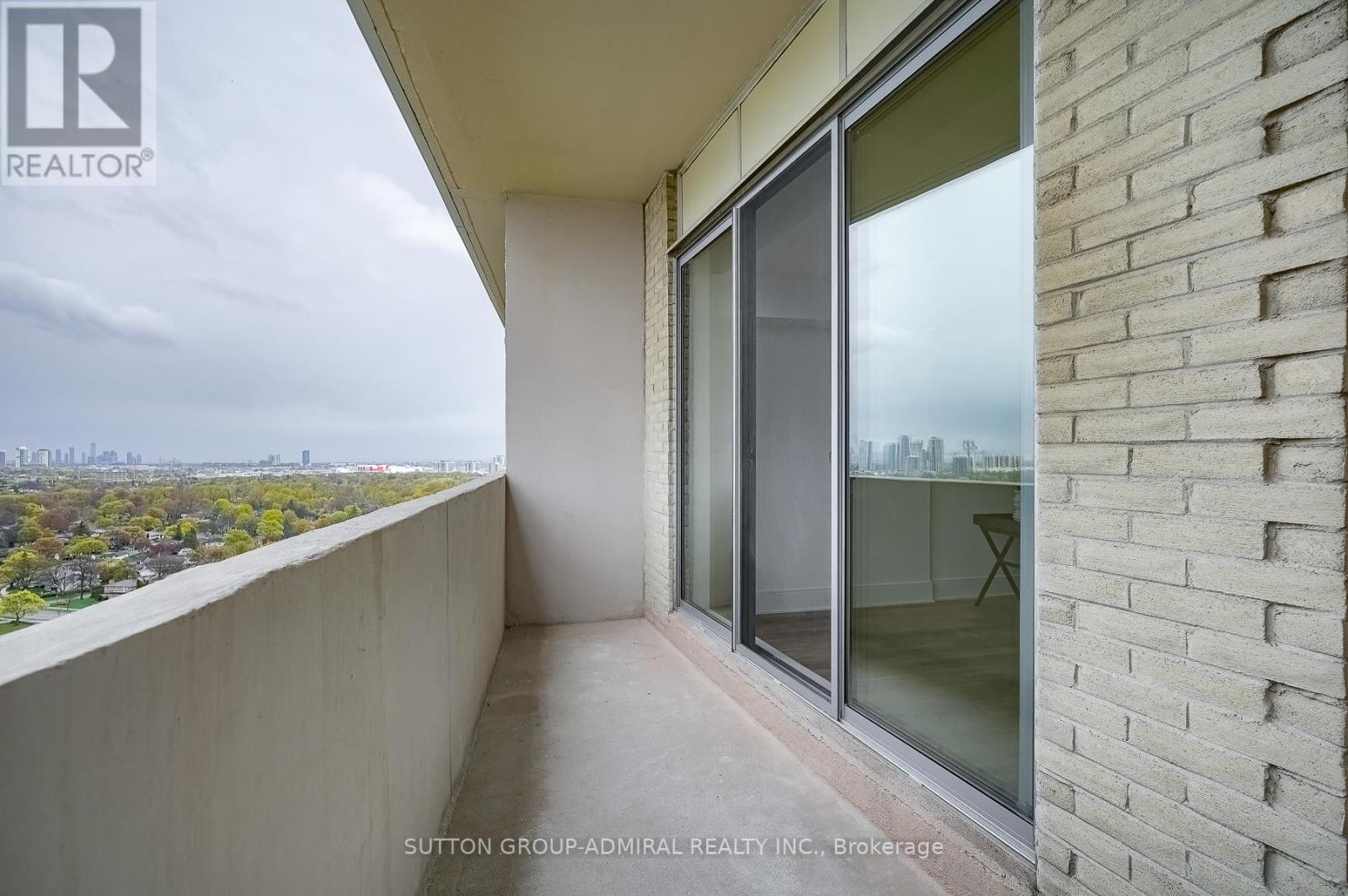 












PH3 - 299 MILL ROAD

,
Toronto (Markland Wood),




Ontario
M9C4V9

