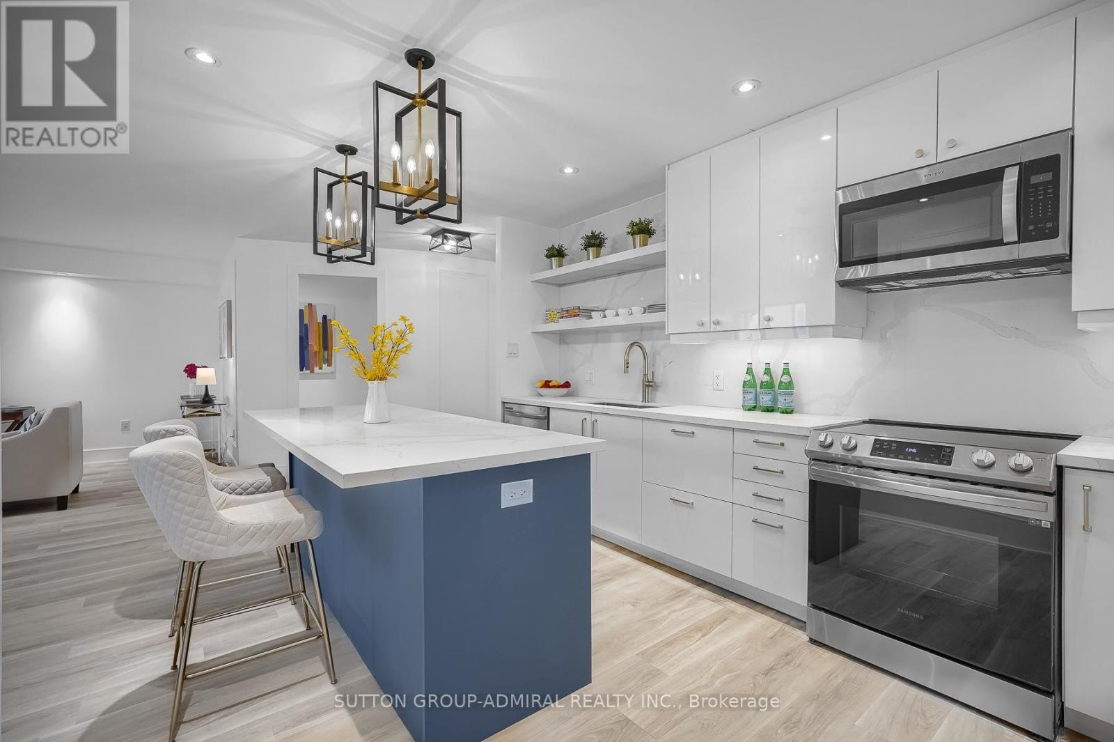 












PH3 - 299 MILL ROAD

,
Toronto (Markland Wood),




Ontario
M9C4V9

