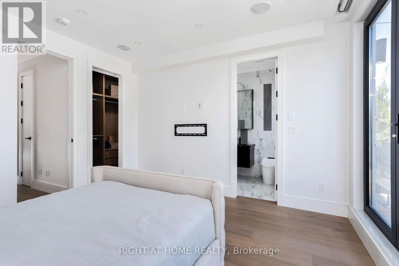 












40 SIXTH STREET

,
Toronto (New Toronto),




Ontario
M8V3A2

