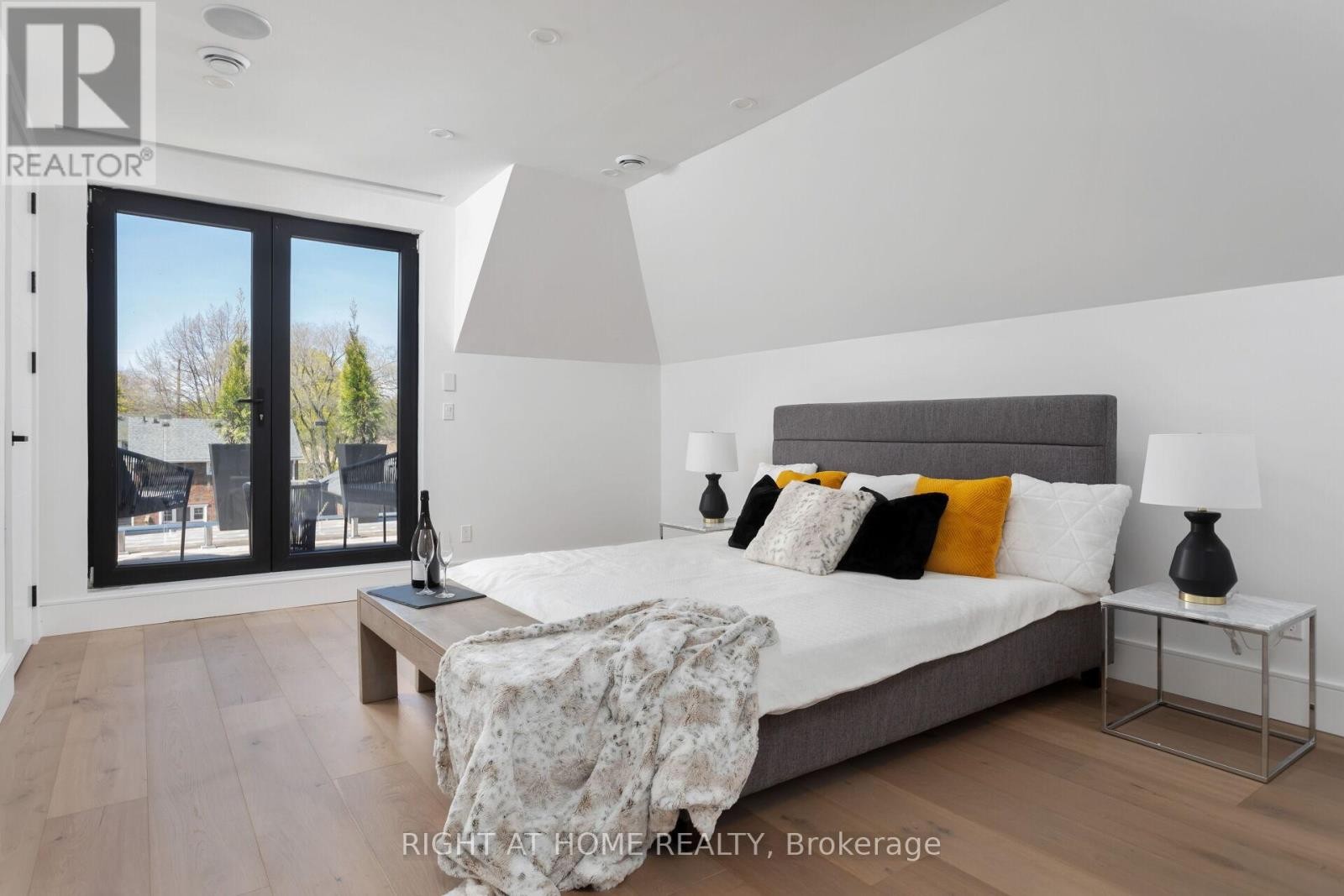 












40 SIXTH STREET

,
Toronto (New Toronto),




Ontario
M8V3A2

