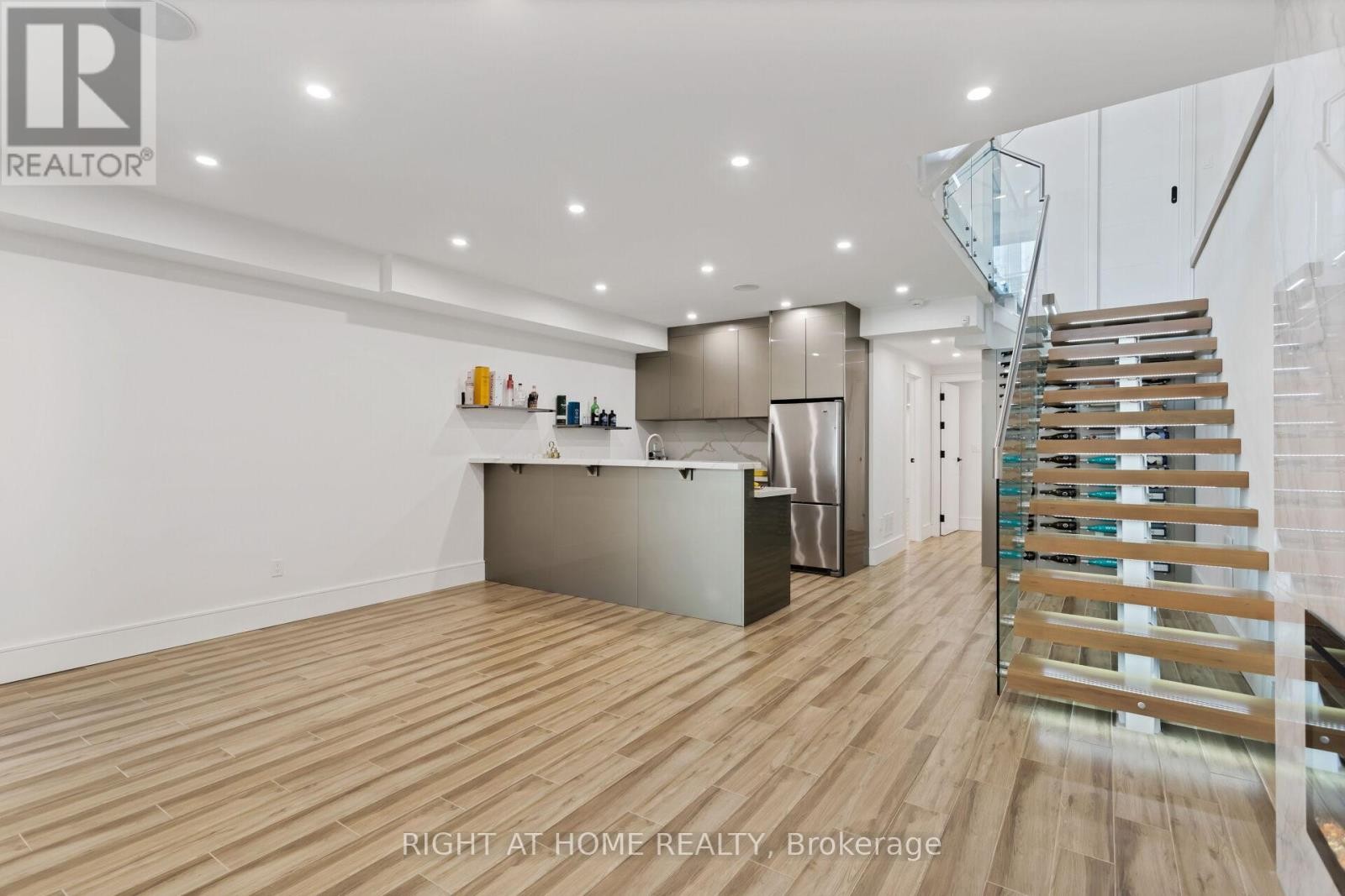 












40 SIXTH STREET

,
Toronto (New Toronto),




Ontario
M8V3A2


