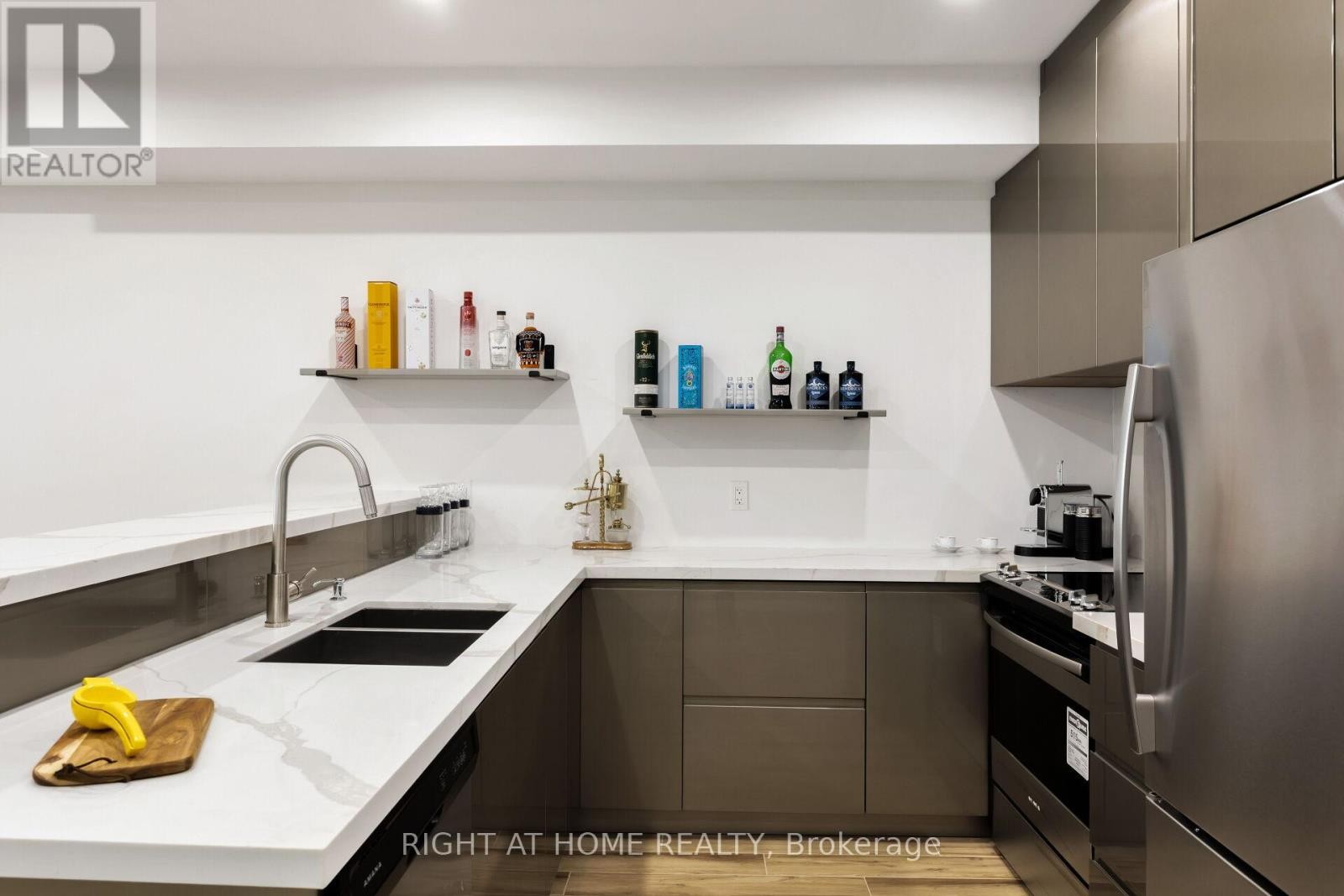 












40 SIXTH STREET

,
Toronto (New Toronto),




Ontario
M8V3A2

