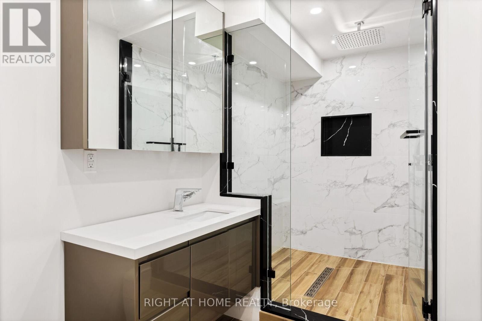 












40 SIXTH STREET

,
Toronto (New Toronto),




Ontario
M8V3A2

