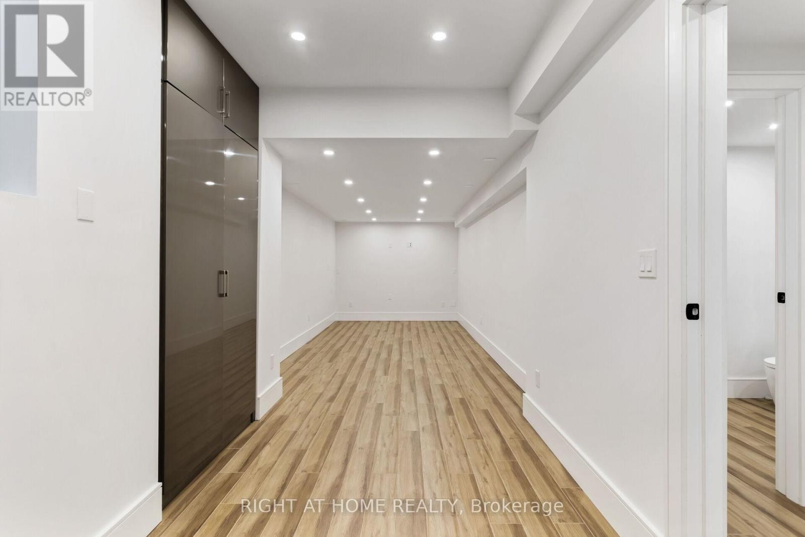 












40 SIXTH STREET

,
Toronto (New Toronto),




Ontario
M8V3A2

