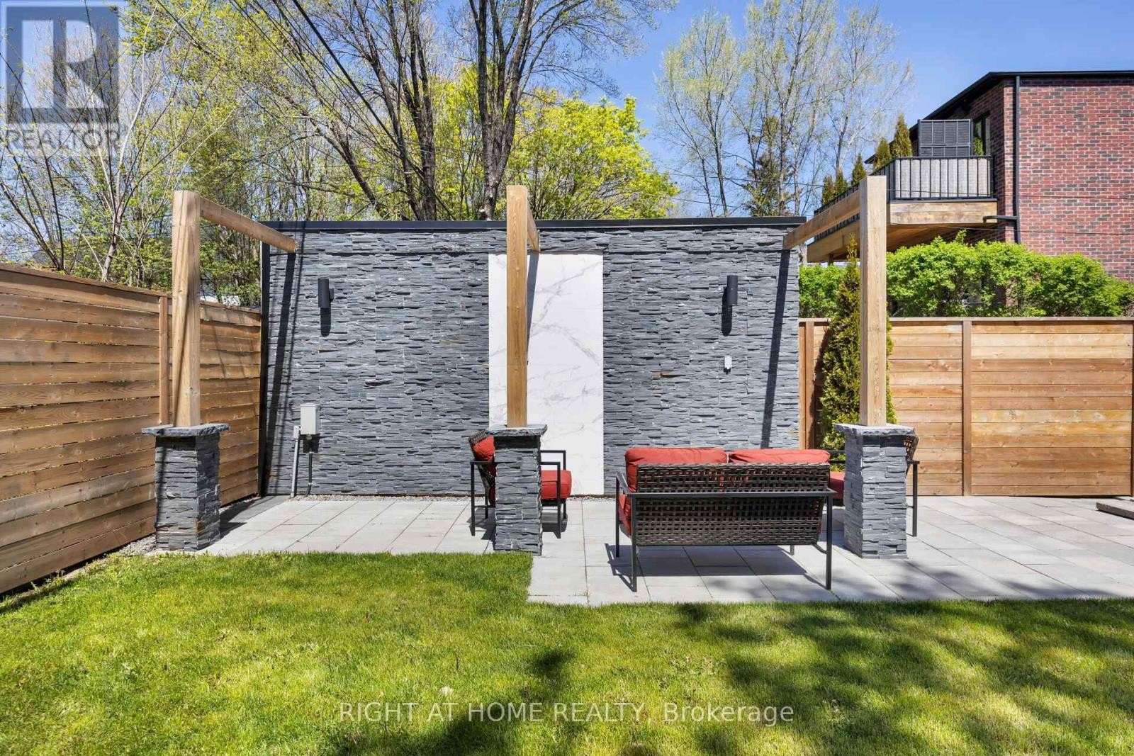 












40 SIXTH STREET

,
Toronto (New Toronto),




Ontario
M8V3A2

