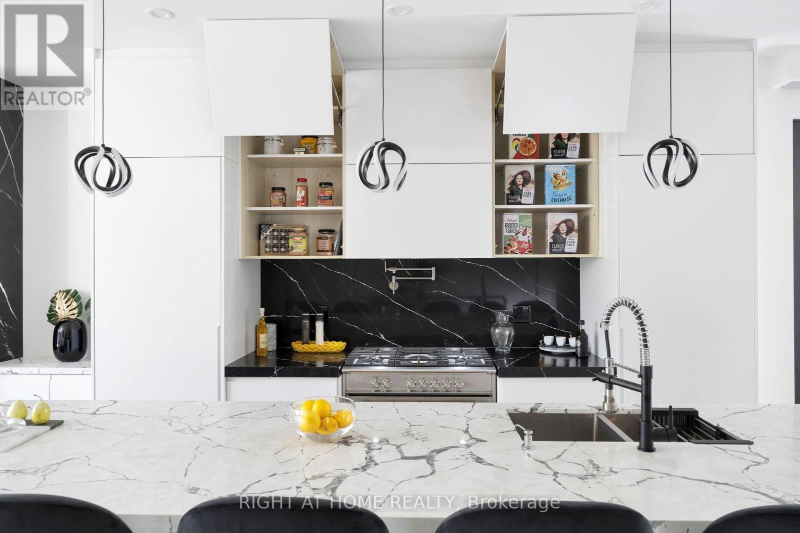 












40 SIXTH STREET

,
Toronto (New Toronto),




Ontario
M8V3A2

