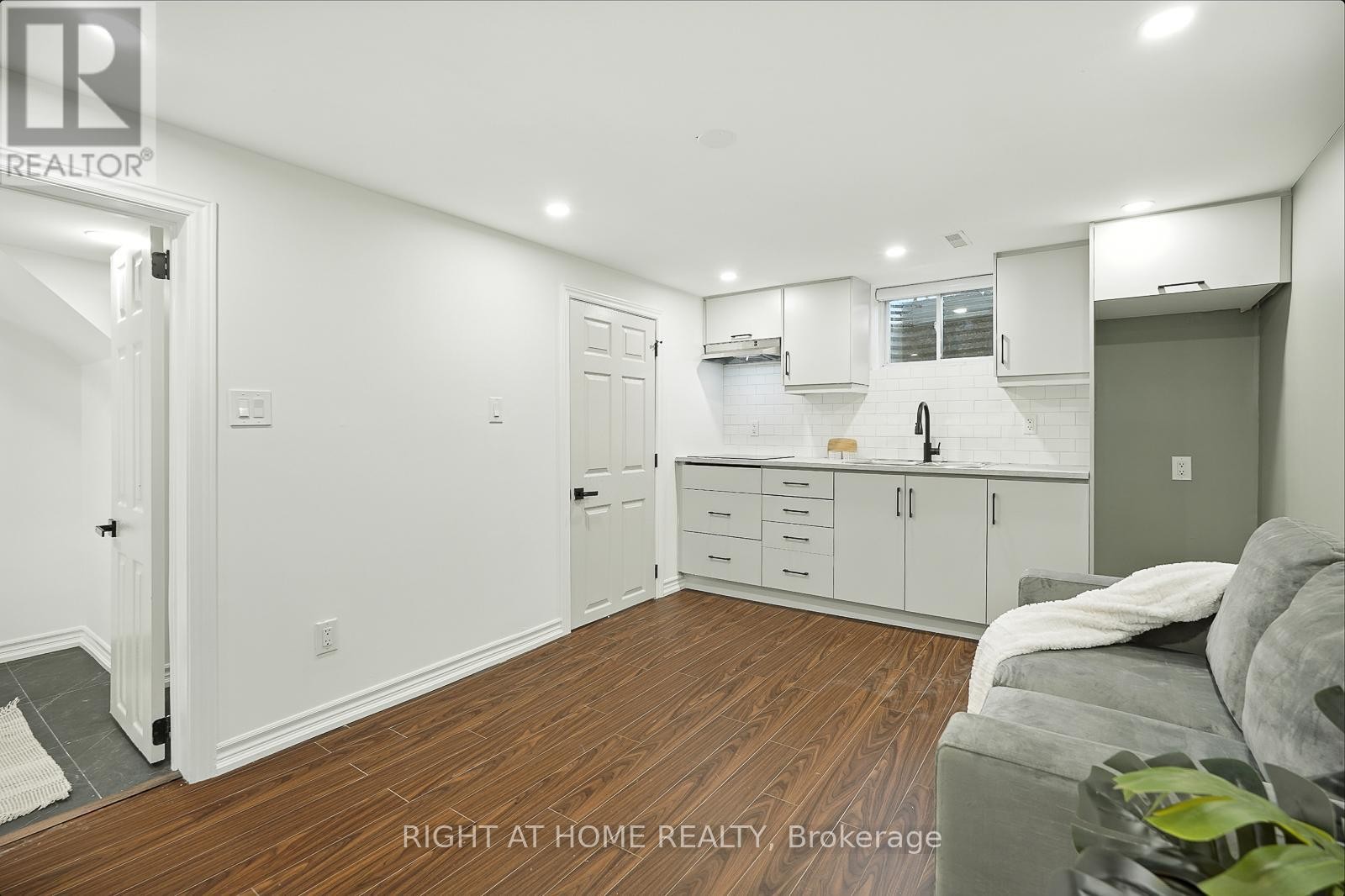 












413 ENFIELD ROAD

,
Burlington (LaSalle),




Ontario
L7T2X5

