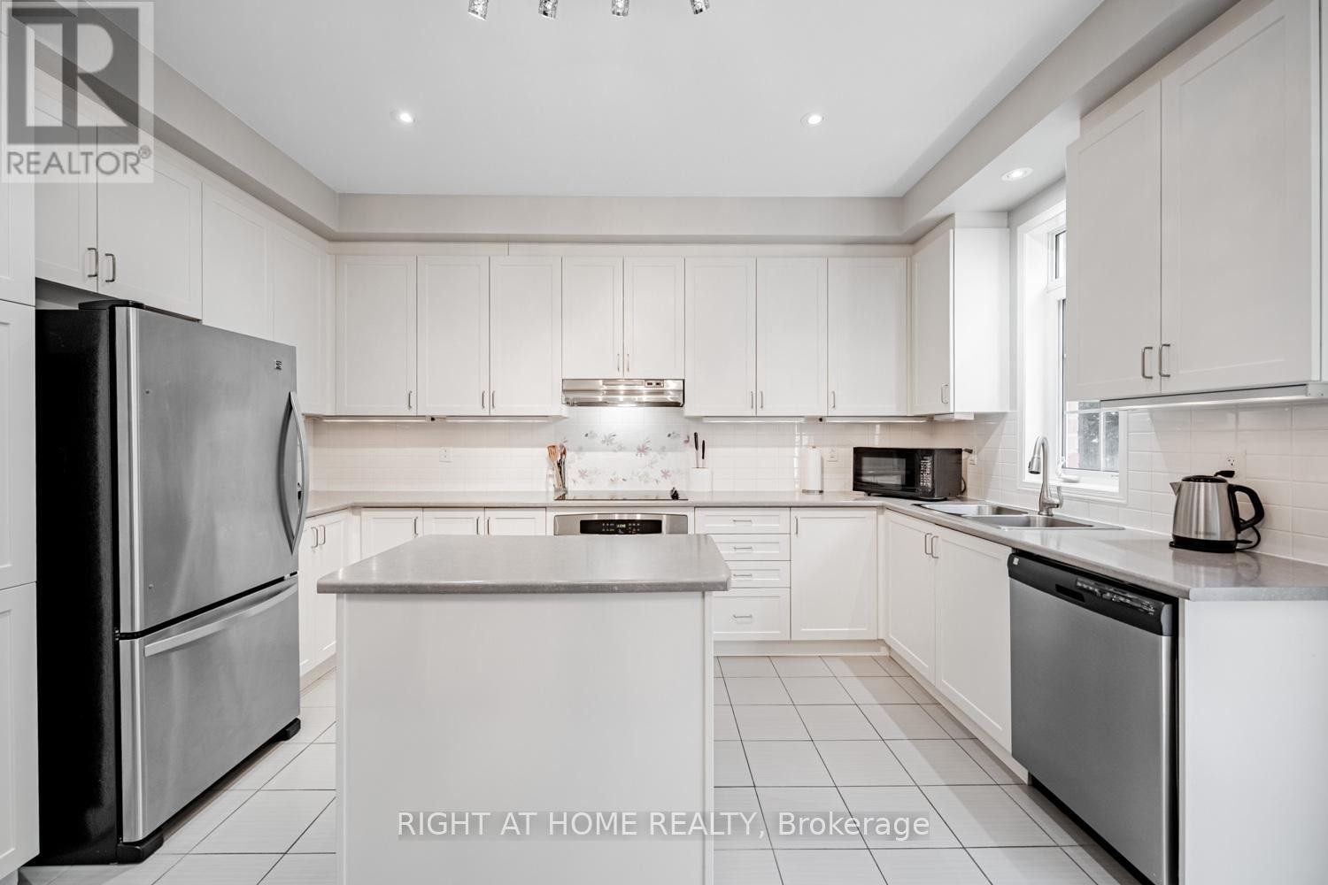 












33 PROMENADE TRAIL

,
Halton Hills (Georgetown),




Ontario
L7G0G8

