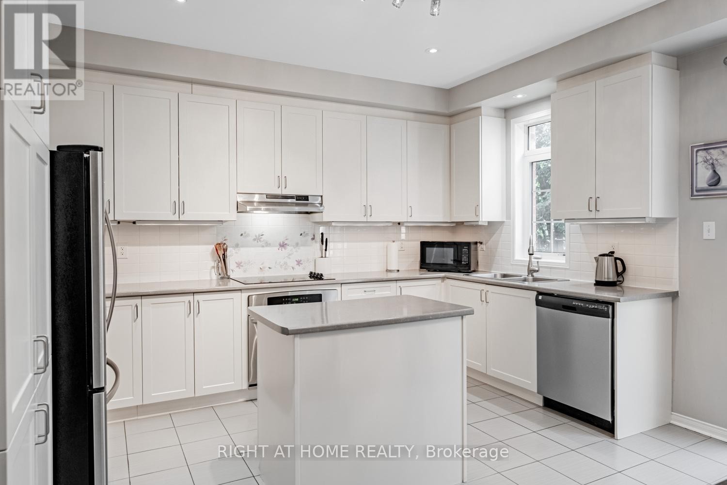 












33 PROMENADE TRAIL

,
Halton Hills (Georgetown),




Ontario
L7G0G8

