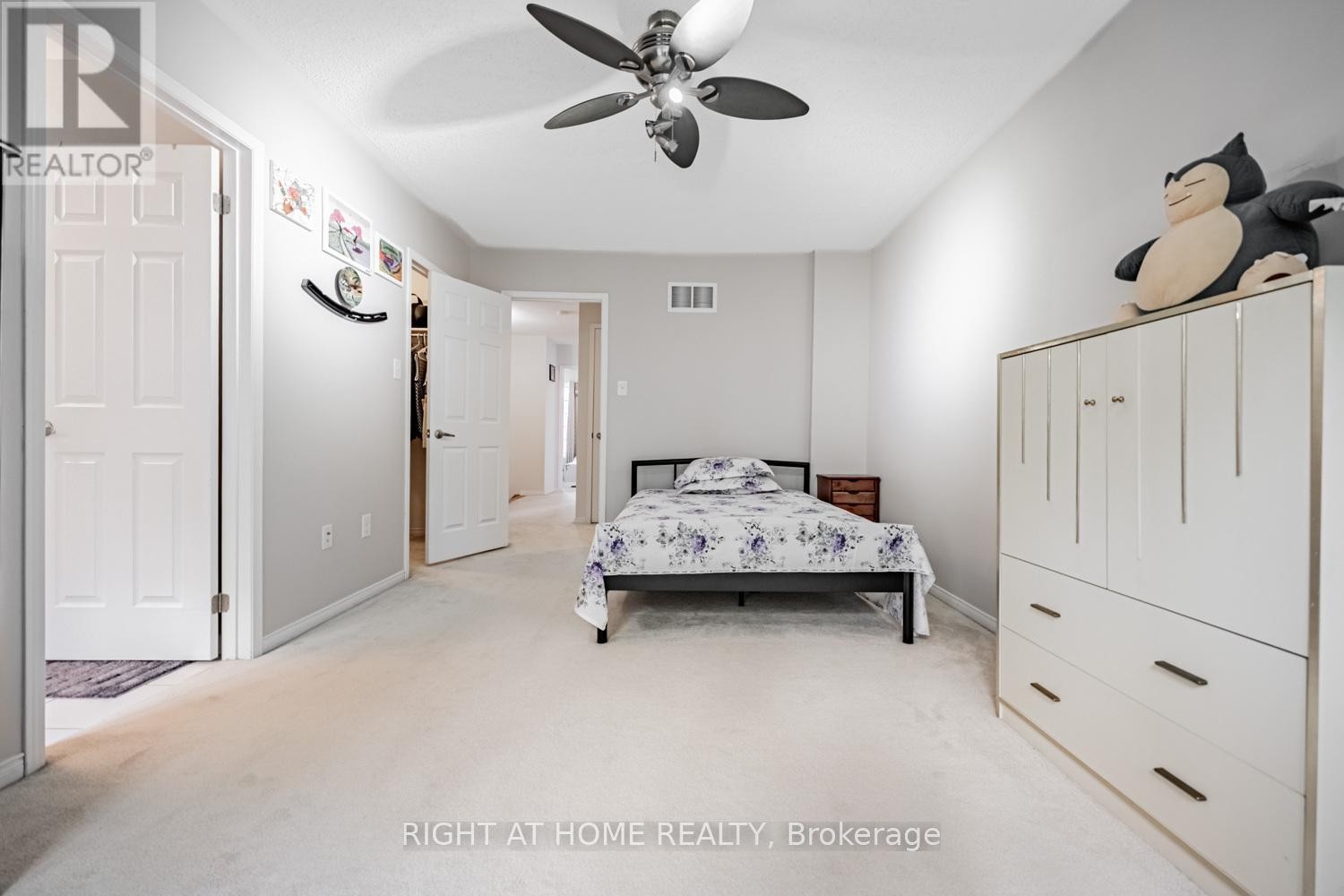 












33 PROMENADE TRAIL

,
Halton Hills (Georgetown),




Ontario
L7G0G8

