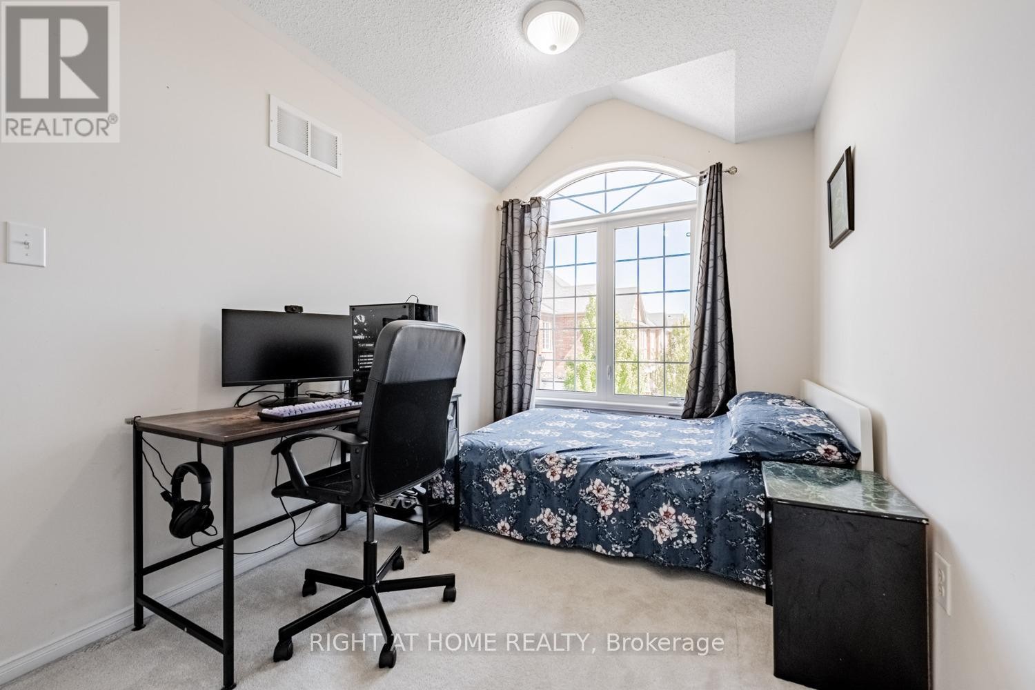 












33 PROMENADE TRAIL

,
Halton Hills (Georgetown),




Ontario
L7G0G8


