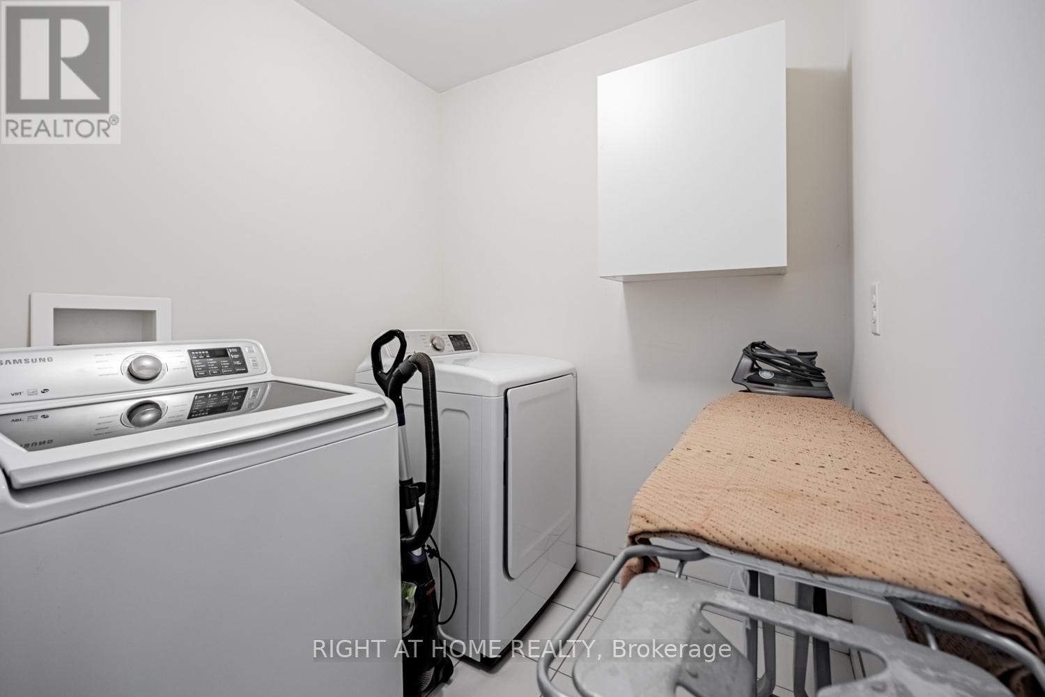 












33 PROMENADE TRAIL

,
Halton Hills (Georgetown),




Ontario
L7G0G8

