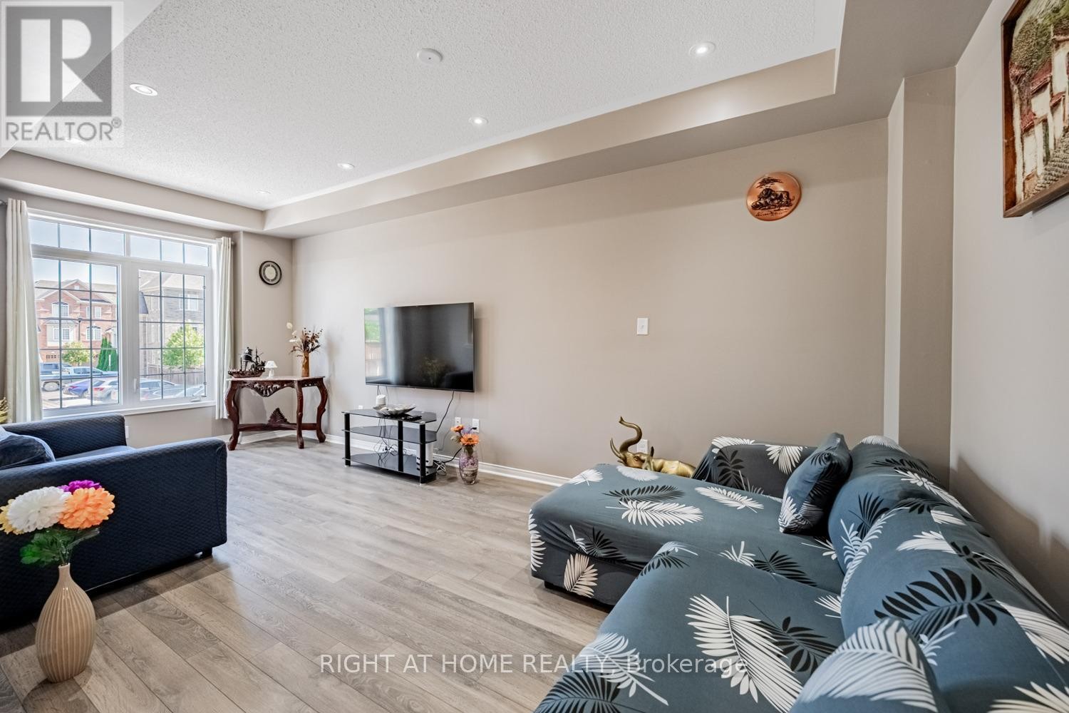 












33 PROMENADE TRAIL

,
Halton Hills (Georgetown),




Ontario
L7G0G8

