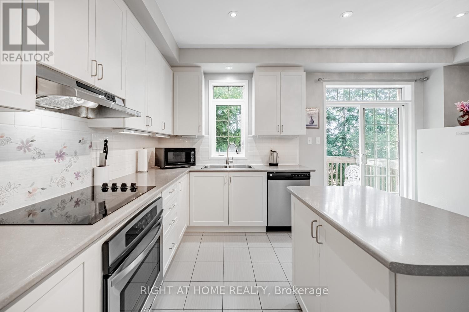 












33 PROMENADE TRAIL

,
Halton Hills (Georgetown),




Ontario
L7G0G8

