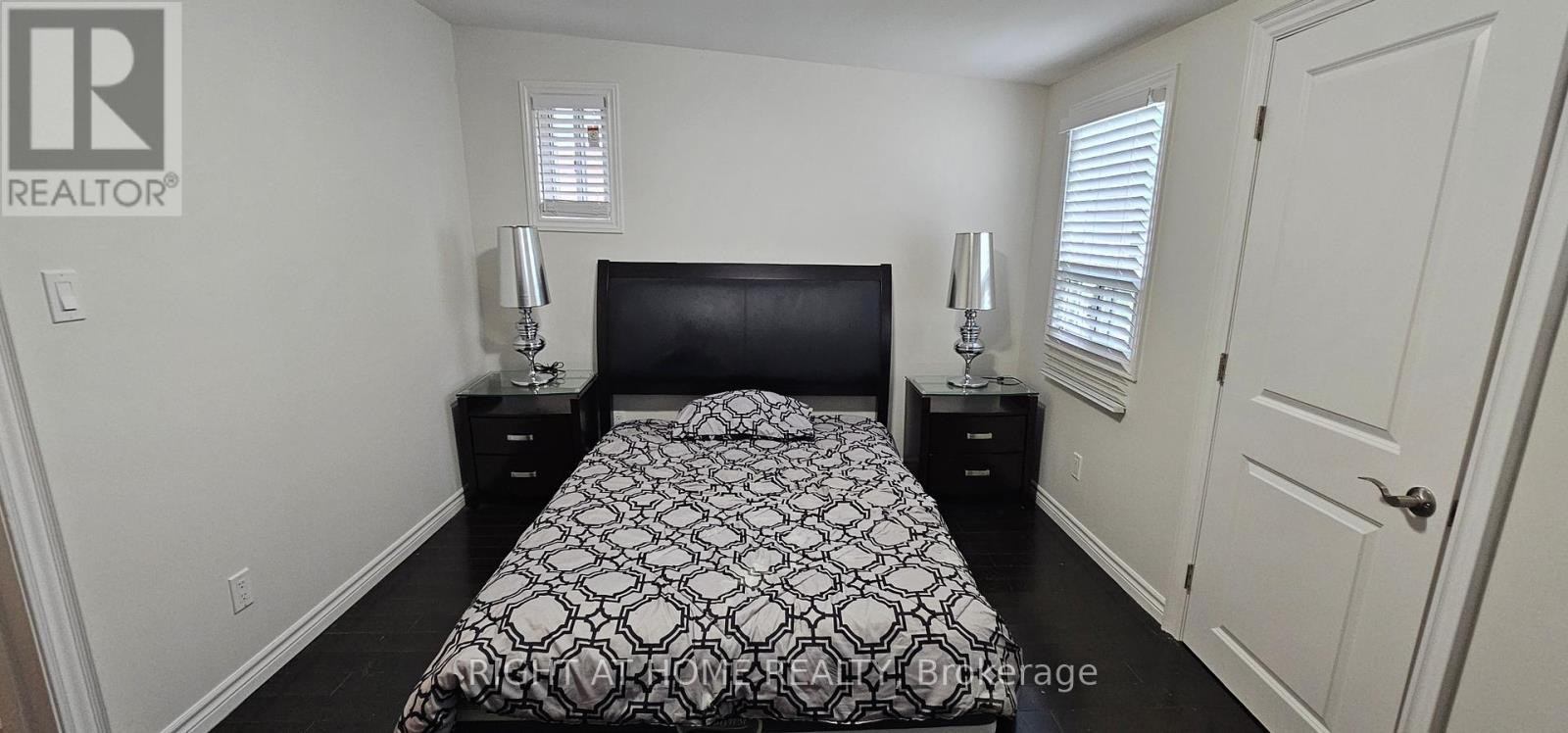 












9 FORTY FIRST STREET

,
Toronto (Long Branch),




Ontario
M8W3N4

