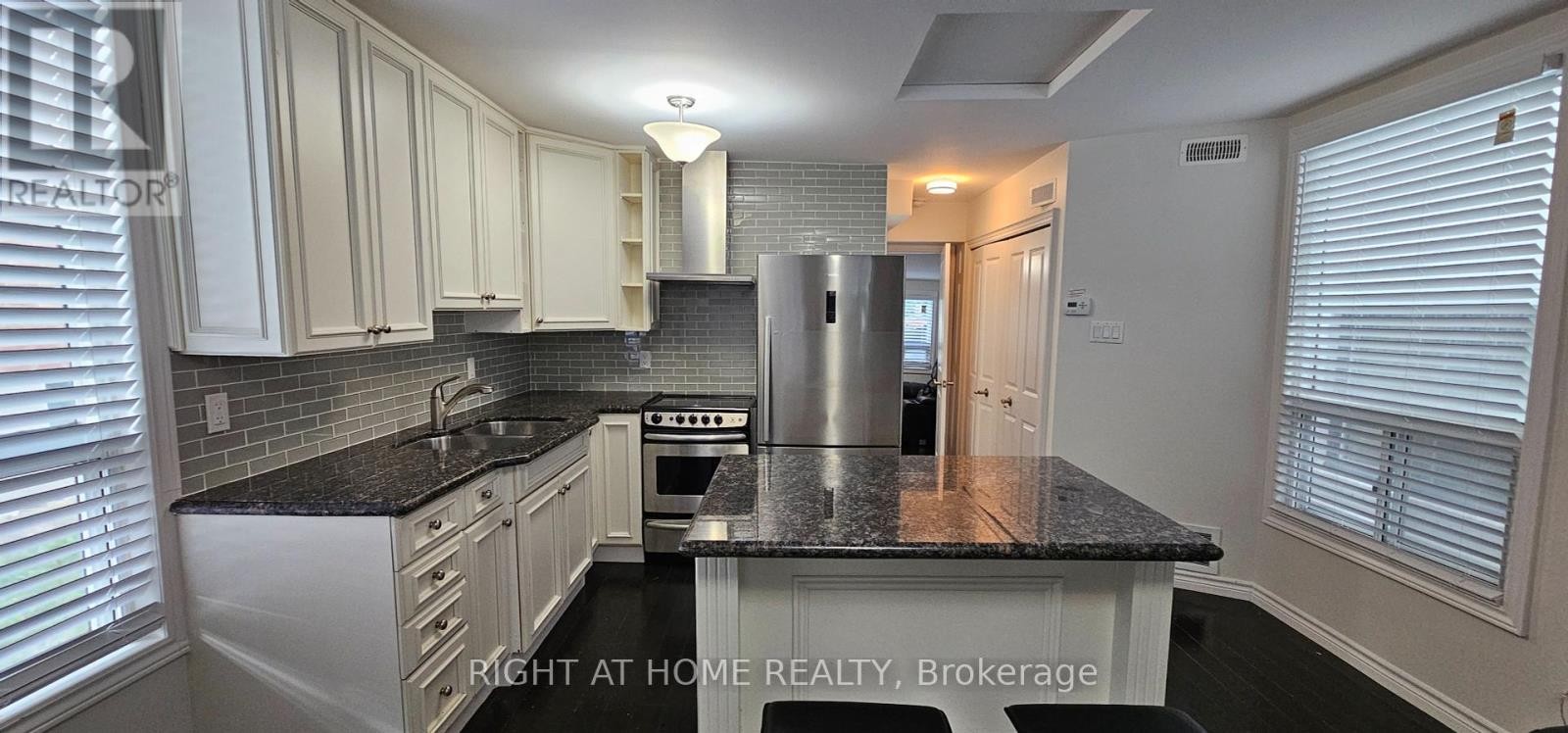 












9 FORTY FIRST STREET

,
Toronto (Long Branch),




Ontario
M8W3N4

