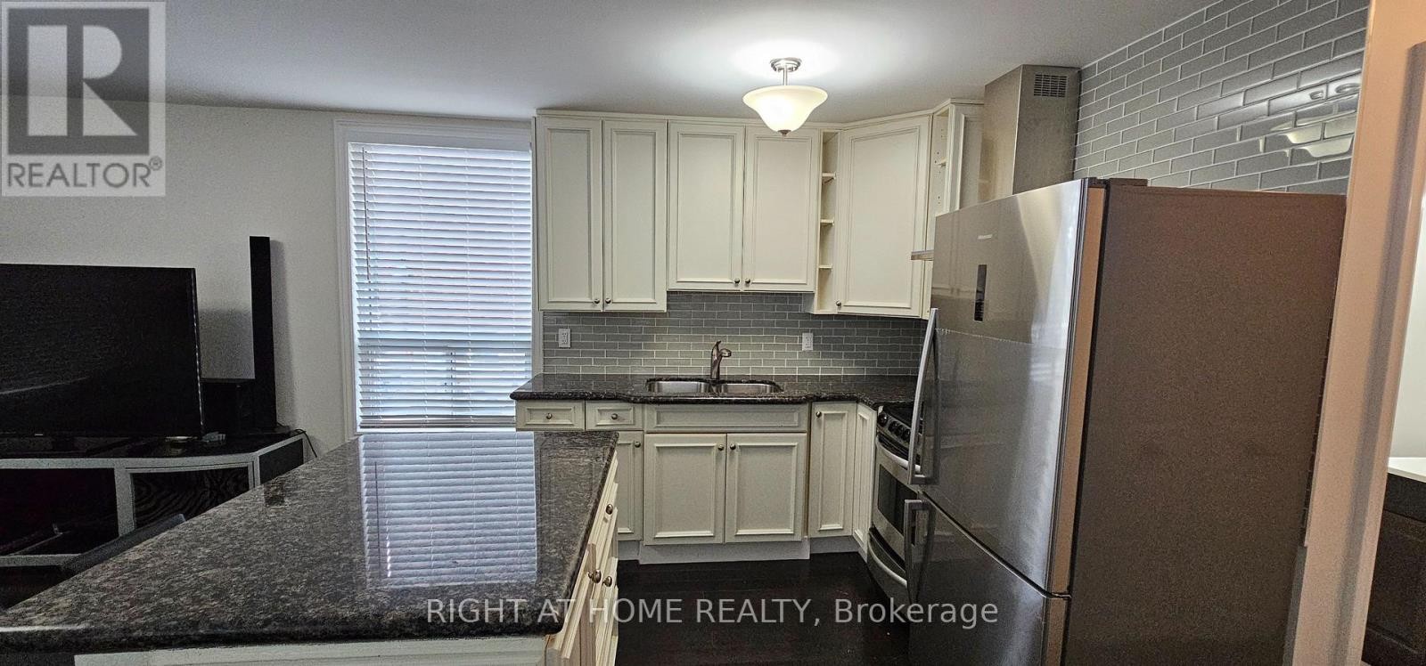 












9 FORTY FIRST STREET

,
Toronto (Long Branch),




Ontario
M8W3N4

